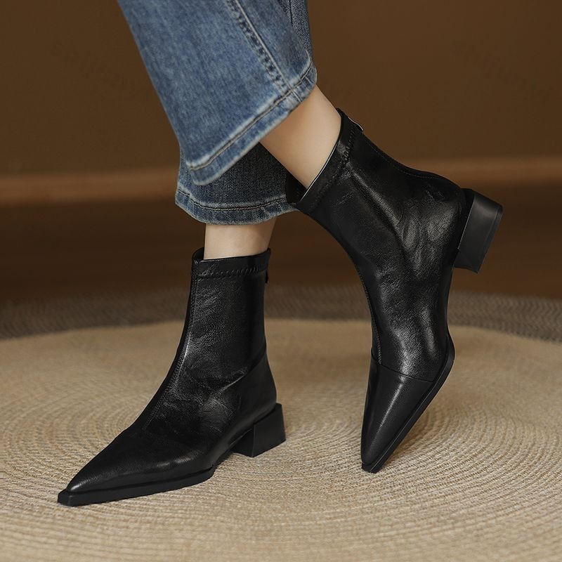 Women'S Accessories Trends 2025 - Stivaletti corti a punta da donna