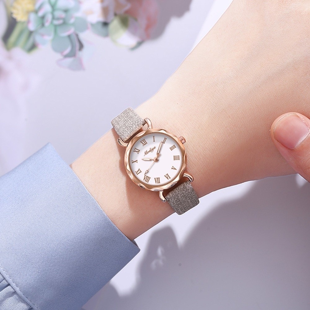 Women Accessories Display - Nuovi orologi con cinturino in pelle